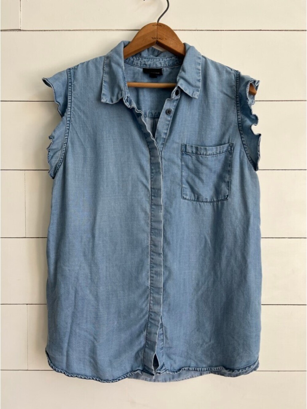 Who What Wear Light Blue Sleeveless Chambray Button-Up Blouse Women's L Feminine